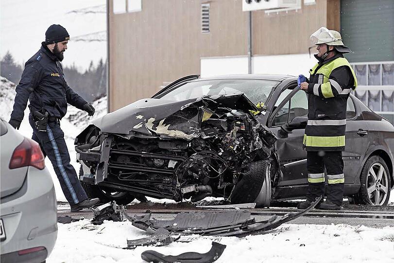 Bei einem Unfall bei Baldham sind zwei Autos kollidiert. Die Feuerwehren aus Vaterstetten und Baldham waren im Einsatz.