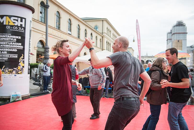 Beim Streetlife Festival verwandeln Green City e.V. zusammen mit dem Referat für Gesundheit und Umwelt den Asphalt vom Odeonsplatz bis zur Georgenstraße in eine grüne und pulsierende Erlebniswelt.