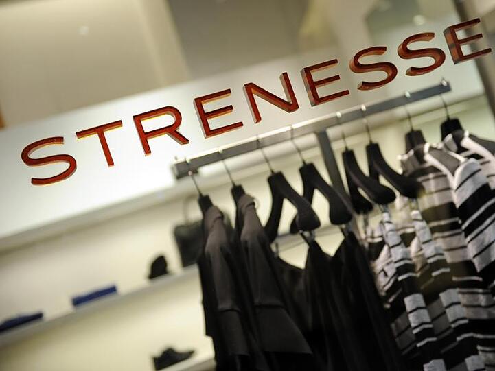 Der Schriftzug "Strenesse" ist an der Schaufensterscheibe einer Filiale des Modeunternehmens zu sehen. Foto: Andreas Gebert/Archivbild