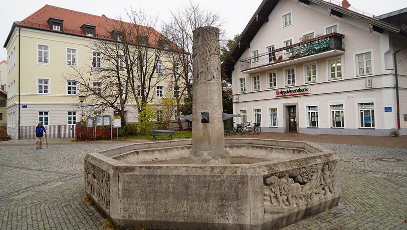 Der Brunnen am Platz. Der Brunnen am Platz.