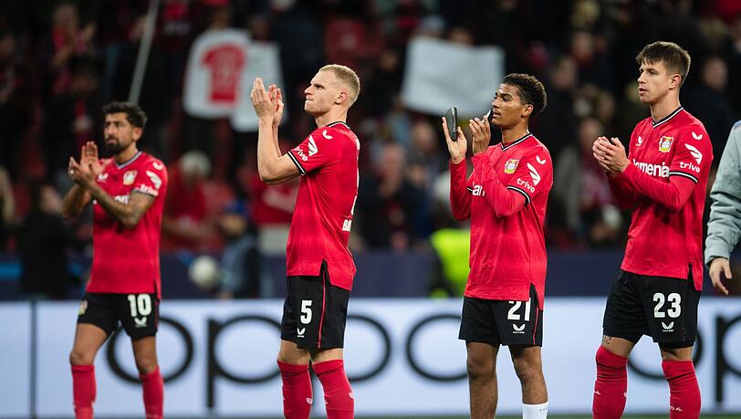 Leverkusens Kerem Demirbay (l-r), Mitchel Bakker, Amine Adli und Adam Hlozek bedanken sich nach der Partie bei den Fans.