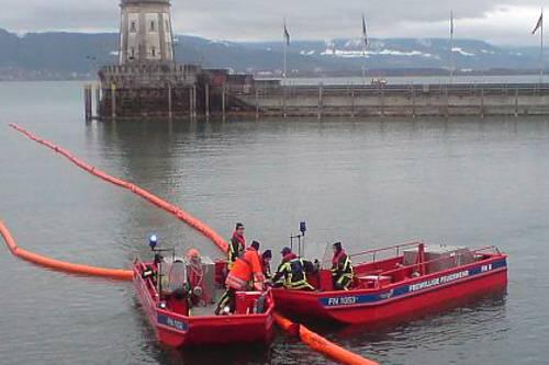 Die Feuerwehr Lindau versucht den Ölteppich einzufangen.