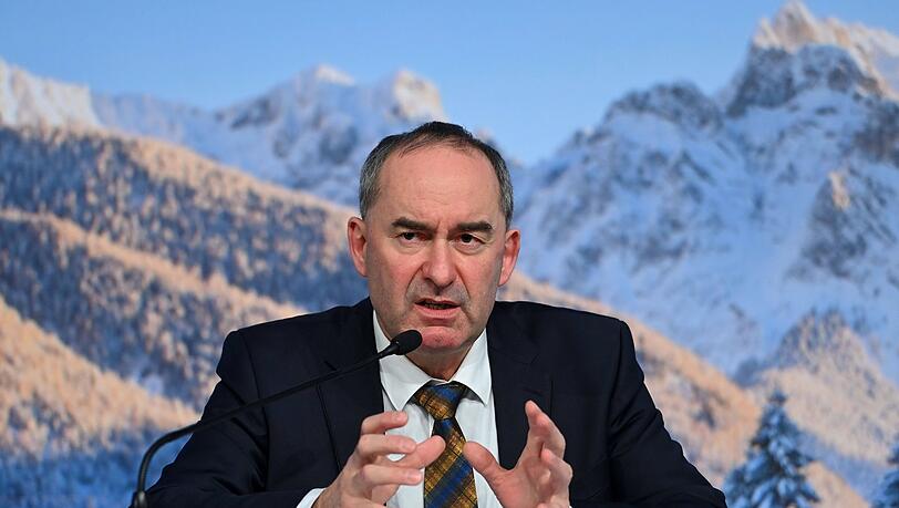 Hubert AIWANGER Freie Waehler,Wirtschaftsminister Bayern vor winterlicher Alpenkulisse, Einzelbild,angeschnittenes Einzelmotiv,Portraet,Portrait,Porträt. Pressekonferenz der Bayerischen Staatsregierung nach Kabinettssitzung am 16.12.2025 im Prinz Carl Palais in Muenchen. *** Hubert AIWANGER Freie Waehler,Bavarian Minister of Economic Affairs in front of a wintry Alpine backdrop, single image,cropped single motif,portrait,portrait press conference of the Bavarian State Government after cabinet meeting on 16 12 2025 at Prinz Carl Palais in Munich Hubert AIWANGER Freie Waehler,Wirtschaftsminister Bayern vor winterlicher Alpenkulisse, Einzelbild,angeschnittenes Einzelmotiv,Portraet,Portrait,Porträt. Pressekonferenz der Bayerischen Staatsregierung nach Kabinettssitzung am 16.12.2025 im Prinz Carl Palais in Muenchen. *** Hubert AIWANGER Freie Waehler,Bavarian Minister of Economic Affairs in front of a wintry Alpine backdrop, single image,cropped single motif,portrait,portrait press conference of the Bavarian State Government after cabinet meeting on 16 12 2025 at Prinz Carl Palais in Munich