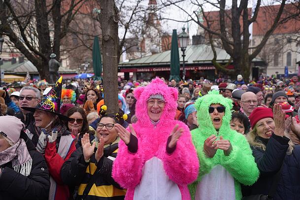 Bunte Bärchen, klatschendes Publikum. Beim Tanz der Marktweiber stieg die Stimmung bei frostigem Wetter minütlich. Bunte Bärchen, klatschendes Publikum. Beim Tanz der Marktweiber stieg die Stimmung bei frostigem Wetter minütlich.