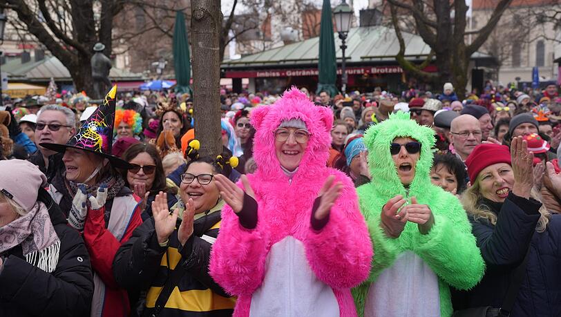 Bunte B&auml;rchen, klatschendes Publikum. Beim Tanz der Marktweiber stieg die Stimmung bei frostigem Wetter min&uuml;tlich.