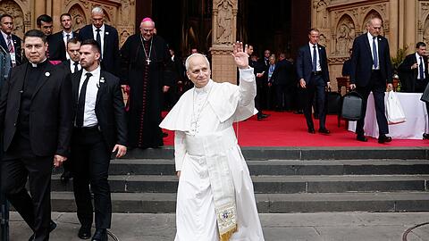 Papst Leo XIV. ist nach vier Tagen in Frankreich zur&uuml;ck in Rom.