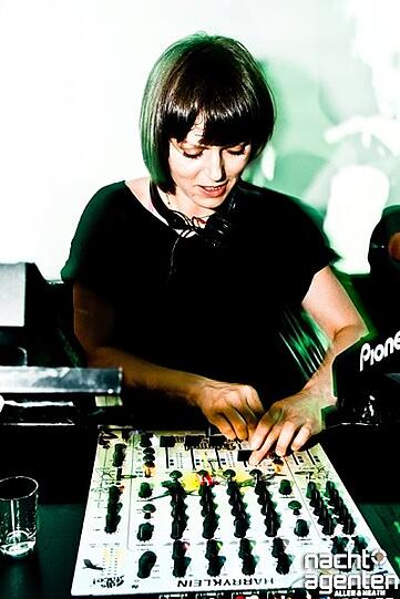 Unter dem Motto "Amazones from Planet House" tanzen die Gäste in der Nacht auf Sonntag im Harry Klein zu Techno und Minimal. Weitere Fotos von der Veranstaltung gibt's unter www.nachtagenten.de.