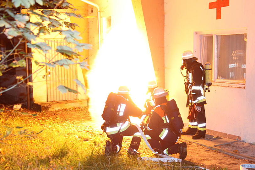 Großübung der Feuerwehr in einem Chemiewerk. Die spektakulären Bilder.