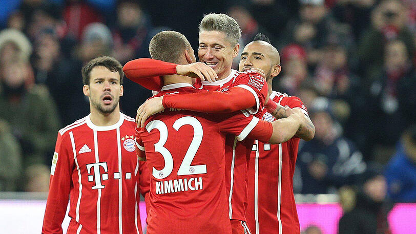 &bdquo;Ich frage mich, warum Lewandowski das gemacht hat, mit dunklen Haaren sah er doch gut aus&ldquo;, sagt Amin. Aber so sei das eben bei Fußballstars: &bdquo;Die langweilen sich schnell mit Frisuren und Haarfarben.&ldquo; Als er Lewandowski am Samstag gesehen habe, seien Erinnerungen hochgekommen, so Amin. &bdquo;Ich habe einen Fußballchat mit Freunden, da habe ich reingeschrieben: Seit wann spielt Britney Spears bei Bayern?&ldquo; Amins Hoffnung: &bdquo;Dass Lewandowski bald zur alten Haarfarbe zurückkehrt.&ldquo; Was der Style-Experte über die Frisuren anderer Bayern-Spieler denkt, sagt er hier.