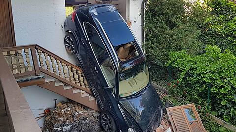 Ein Mann hat mit seinem Porsche die Garagenwand durchbrochen und ist im Garten gelandet. Die Bilder vom Einsatz.