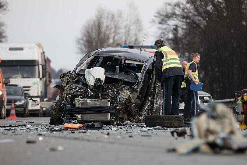 Auf der A8 ist am Mittwochnachmittag ein schwerer Unfall passiert. Ein Geisterfahrer raste in den Gegenverkehr.