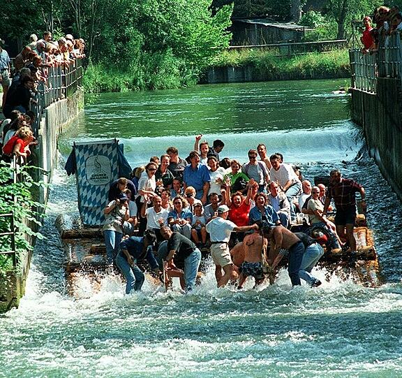 Beliebter Freizteit-Spaß: Eine Floßfahrt auf der Isar.