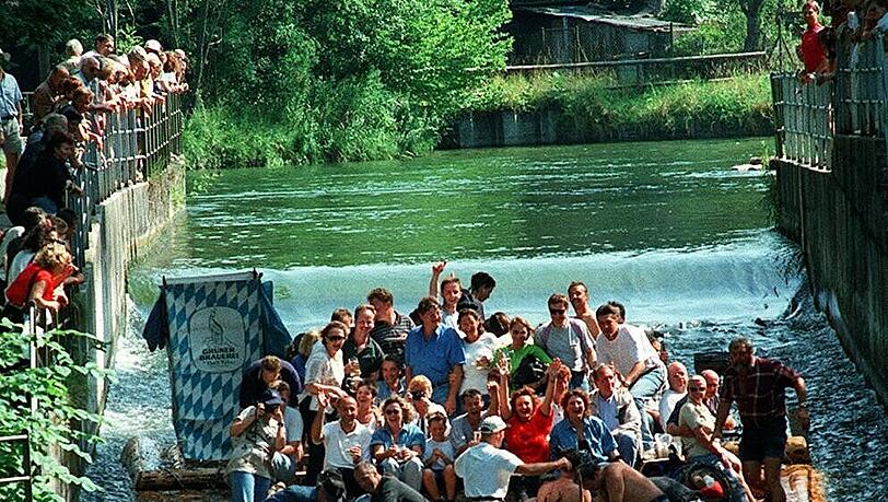 Beliebter Freizteit-Spaß: Eine Floßfahrt auf der Isar. Beliebter Freizteit-Spaß: Eine Floßfahrt auf der Isar.
