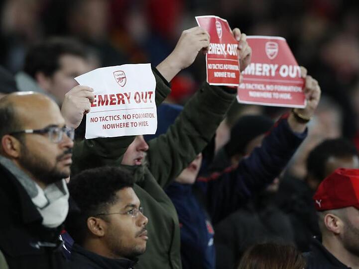 Arsenal-Fans hielten beim Spiel gegen Eintracht Frankfurt Plakate mit dem Slogan "Emery out" hoch.