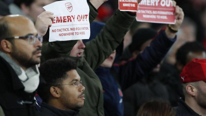Arsenal-Fans hielten beim Spiel gegen Eintracht Frankfurt Plakate mit dem Slogan "Emery out" hoch. Arsenal-Fans hielten beim Spiel gegen Eintracht Frankfurt Plakate mit dem Slogan "Emery out" hoch.