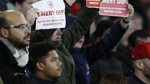 Arsenal-Fans hielten beim Spiel gegen Eintracht Frankfurt Plakate mit dem Slogan "Emery out" hoch.