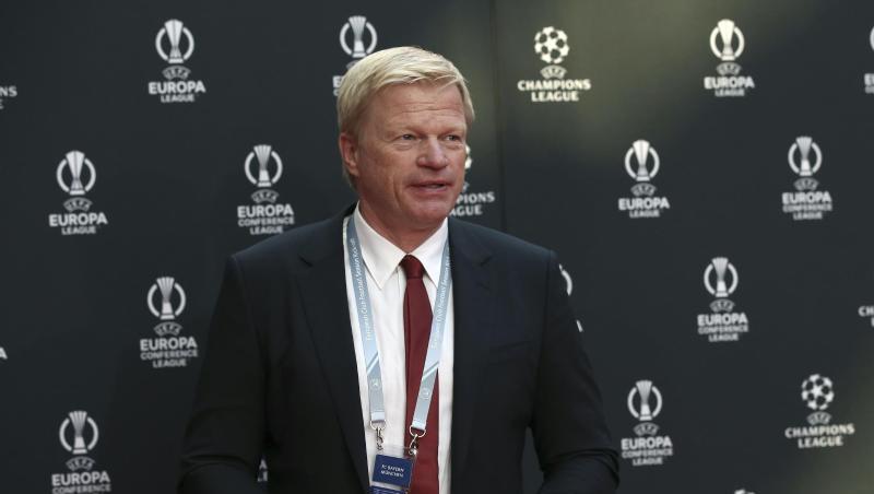Oliver Kahn, Vorstandsvorsitzender des FC Bayern, lächelt.