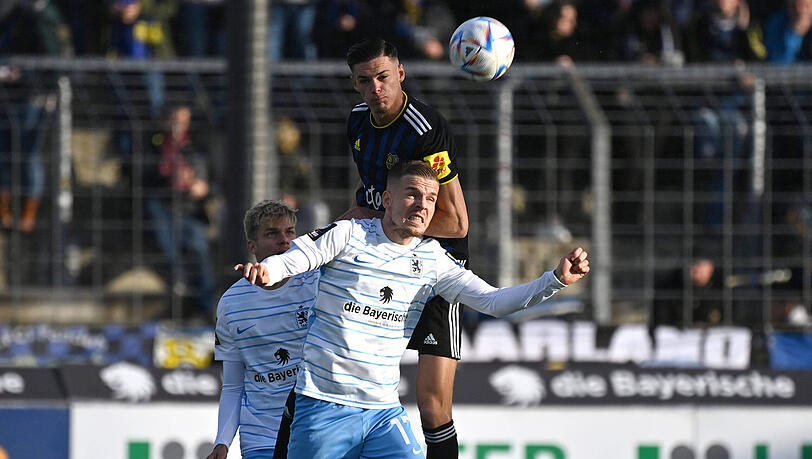 Marvin CUNI Saarbruecken, Aktion,Zweikampf gegen Daniel Wein TSV 1860 Muenchen. Fussball 3.Liga, 15.Spieltag TSV 1860 Muenchen - 1.FC Saarbruecken am 06.11.2022 in Muenchen GRUENWALDER STADION. DFL REGULATIONS PROHIBIT ANY USE OF PHOTOGRAPHS AS IMAGE SEQUENCES AND/OR QUASI-VIDEO.  *** Marvin CUNI Saarbruecken , action, duel against Daniel Wein TSV 1860 Muenchen Football 3 Liga, 15 Matchday TSV 1860 Muenchen 1 FC Saarbruecken on 06 11 2022 in Muenchen GRUENWALDER STADION DFL REGULATIONS PROHIBIT ANY USE OF PHOTOGRAPHS AS IMAGE SEQUENCES AND OR QUASI VIDEO