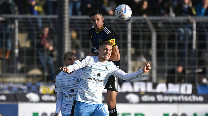 Marvin CUNI Saarbruecken, Aktion,Zweikampf gegen Daniel Wein TSV 1860 Muenchen. Fussball 3.Liga, 15.Spieltag TSV 1860 Muenchen - 1.FC Saarbruecken am 06.11.2022 in Muenchen GRUENWALDER STADION. DFL REGULATIONS PROHIBIT ANY USE OF PHOTOGRAPHS AS IMAGE SEQUENCES AND/OR QUASI-VIDEO.  *** Marvin CUNI Saarbruecken , action, duel against Daniel Wein TSV 1860 Muenchen Football 3 Liga, 15 Matchday TSV 1860 Muenchen 1 FC Saarbruecken on 06 11 2022 in Muenchen GRUENWALDER STADION DFL REGULATIONS PROHIBIT ANY USE OF PHOTOGRAPHS AS IMAGE SEQUENCES AND OR QUASI VIDEO