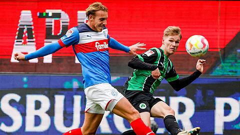 Kiels Timo Becker (l) und Fürths Marco John kämpfen um den Ball.