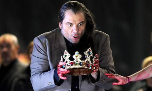 Griff nach der Macht: Željko Luèiæ als Macbeth in der ersten Premiere des neuen Staatsopern-Chefs Klaus Bachler.