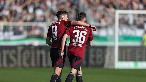 Stefanos Tzimas (l) und Lukas Schleimer (r) sorgen beim 1. FC Nürnberg für Erleichterung.