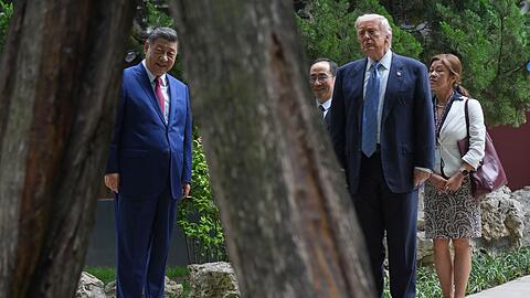 Xi zeigte Trump den Garten im Regierungsareal Zhongnanhai.