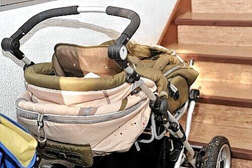 Der Kinderwagen des kleinen Gero steht noch im Hausflur. Vier Tage verbrachte die Mutter mit ihrem toten Kind in der Wohnung.