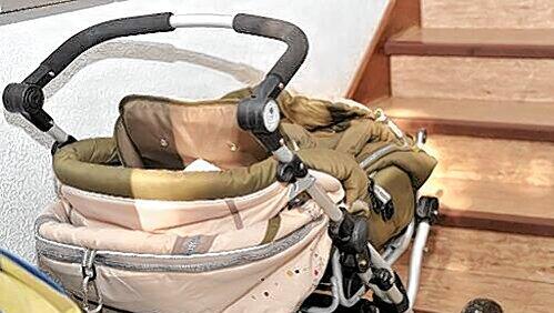 Der Kinderwagen des kleinen Gero steht noch im Hausflur. Vier Tage verbrachte die Mutter mit ihrem toten Kind in der Wohnung. Der Kinderwagen des kleinen Gero steht noch im Hausflur. Vier Tage verbrachte die Mutter mit ihrem toten Kind in der Wohnung.
