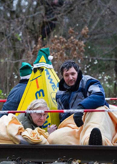 Atomkraftgegner haben sich an die Bahngleise der Castor-Transportstrecke angekettet. Die Bilder vom Polizeieinsatz.