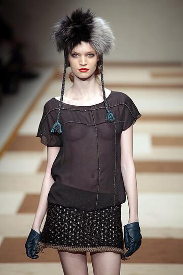Auch bei Alberta Ferretti gibt's Einblicke. Nicht Designer setzen auf den Blickfang...