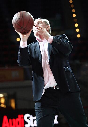In der Sport-Personality-Show AUDI Star Talk hat Uli Hoeneß nicht nur über die Zukunft des FC Bayern und das Titel-Duell mit Borussia Dortmund gesprochen, sondern auch zum Basketball gegriffen: Mit seinem Sieg im "Charity-Shootout"-Freiwurf-Duell gegen Moderator Klaus Gronewald "erwarf" er 5000 Euro für die ?Dominik Brunner Stiftung'.