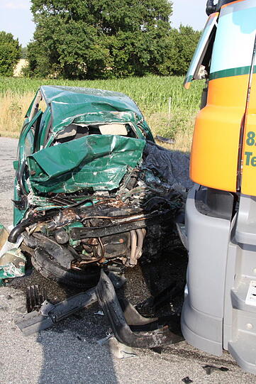 Der Frontalzusammenstoß zwischen einem Müllwagen und einem Polo endete tödlich.