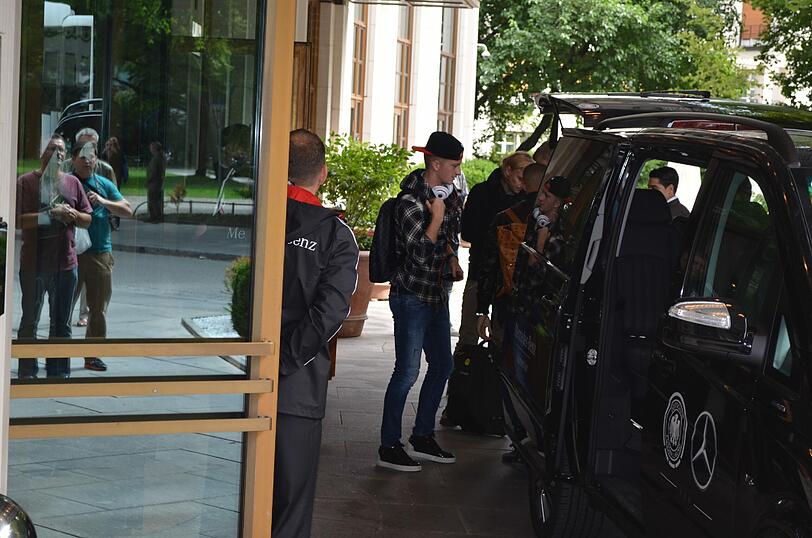 Marco Reus hat sich besonders schick gemacht für die Reise nach München.
