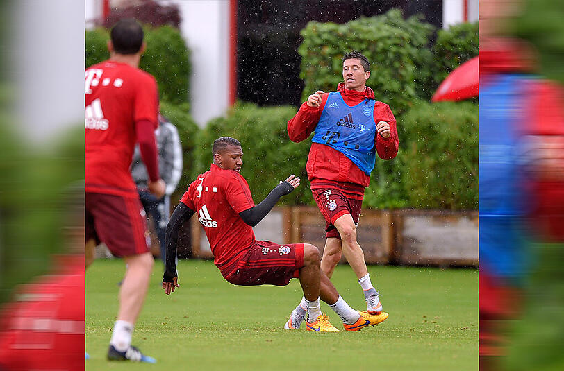 Die Bayern-Stars Jerome Boateng und Robert Lewandowski geraten im Mittwochstraining heftig aneinander. Foto: Bernd Feil