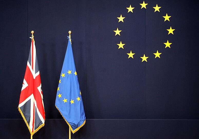 Flaggen von Großbritannien und EU im EU-Ratsgebäude in Brüssel. Die Mehrheit der Briten befürwortet einen Austritt aus der EU.