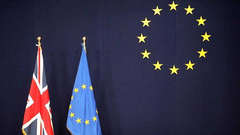 Flaggen von Großbritannien und EU im EU-Ratsgebäude in Brüssel. Die Mehrheit der Briten befürwortet einen Austritt aus der EU. Flaggen von Großbritannien und EU im EU-Ratsgebäude in Brüssel. Die Mehrheit der Briten befürwortet einen Austritt aus der EU.
