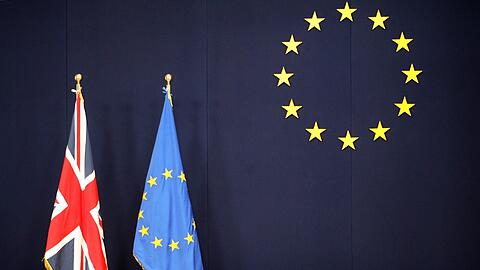 Flaggen von Großbritannien und EU im EU-Ratsgebäude in Brüssel. Die Mehrheit der Briten befürwortet einen Austritt aus der EU.