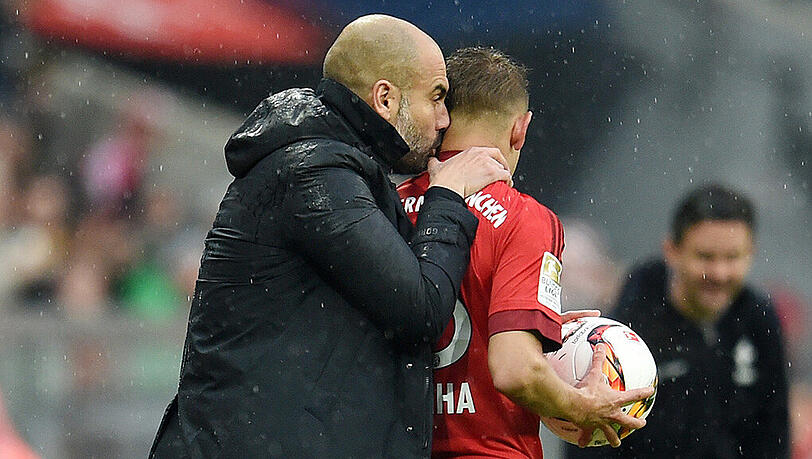 Bayern-Trainer Pep Guardiola baut wohl auch gegen Juventus Turin auf den Youngster Joshu Kimmich in der Innenverteidigung. Bayern-Trainer Pep Guardiola baut wohl auch gegen Juventus Turin auf den Youngster Joshu Kimmich in der Innenverteidigung.