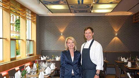 Gastgeberin Andrea Schelhorn und Küchenchef Jürgen Weingarten im &bdquo;Conti&ldquo; im Haus der Bayerischen Wirtschaft. Hier können Sie sich durch das Menü ihrer Ess-Klasse klicken...