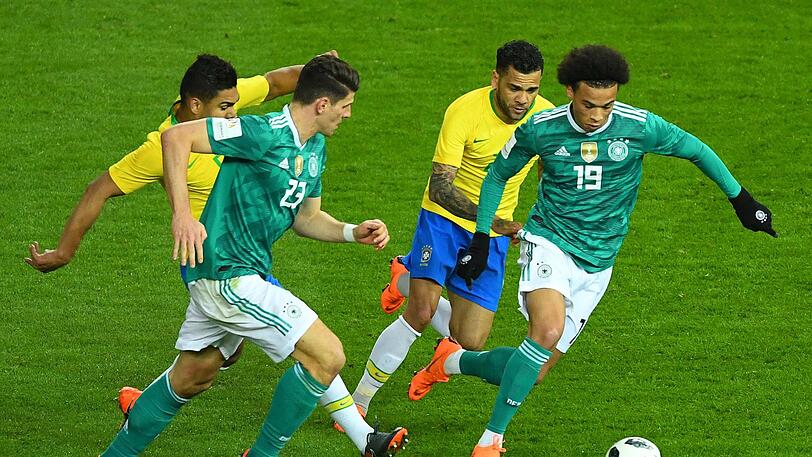 Mario Gomez und Leroy Sane im Kampf um den Ball