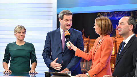 Wer kommt in Bayern an die Macht - und mit wem? Die bayerische Spitzenkandidatin Katharina Schulze der Grünen (l-r), Ministerpräsident Markus Söder (CSU) und Freie-Wähler-Chef Hubert Aiwanger mit ZDF-Journalistin Bettina Schausten am Wahlabend.