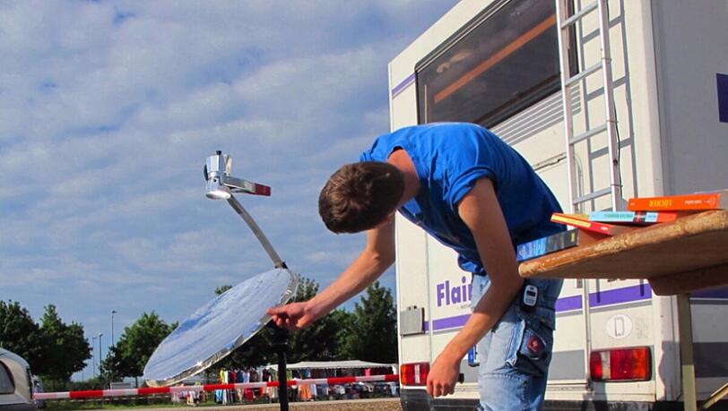 Der Spiegel bündelt die Hitze der Sonnenstrahlen - und schon faucht die Espresso-Maschine. Der Spiegel bündelt die Hitze der Sonnenstrahlen - und schon faucht die Espresso-Maschine.