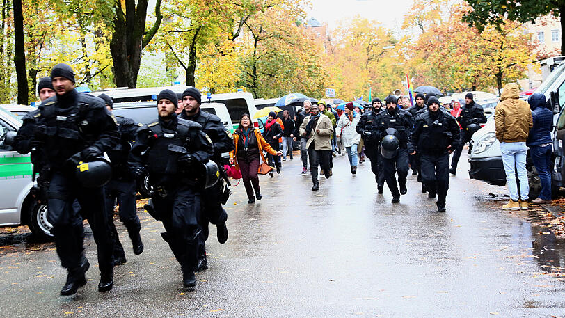 Die Bilder von der Pegida-Kundgebung in Neuhausen rund um den Rotkreuzplatz