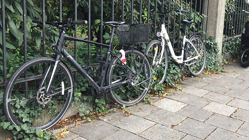 Auch dieses neue Herrenrad hat eine Banderole bekommen.