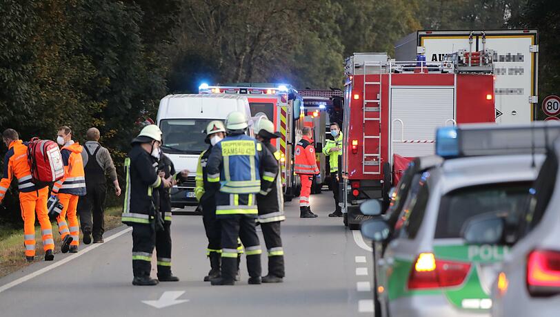 Wegen eines medizinischen Notfalls musste der Fahrer seinen mit rund 30 Kindern besetzten Schulbus anhalten - im Gegenverkehr kam es daher zu einem Auffahrunfall. Wegen eines medizinischen Notfalls musste der Fahrer seinen mit rund 30 Kindern besetzten Schulbus anhalten - im Gegenverkehr kam es daher zu einem Auffahrunfall.