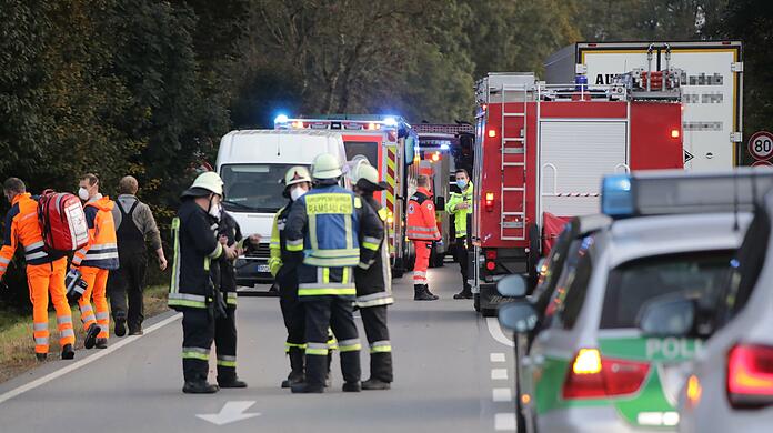Wegen eines medizinischen Notfalls musste der Fahrer seinen mit rund 30 Kindern besetzten Schulbus anhalten - im Gegenverkehr kam es daher zu einem Auffahrunfall.