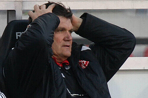 Club-Trainer Hans Meyer ist enttäuscht nach dem 1:1 gegen Rostock - und die Suche nach seinem Nachfolger hat begonnen.