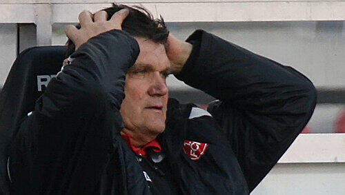 Club-Trainer Hans Meyer ist enttäuscht nach dem 1:1 gegen Rostock - und die Suche nach seinem Nachfolger hat begonnen.