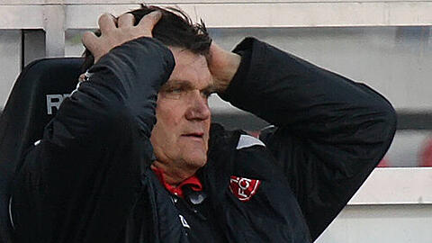 Club-Trainer Hans Meyer ist enttäuscht nach dem 1:1 gegen Rostock - und die Suche nach seinem Nachfolger hat begonnen.